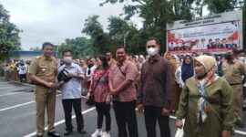 Penyerahan hadiah secara simbolis kepada pemenang yang diberikan langsung oleh Wali Kota Samarinda, Andi Harun. (Foto: Ist)
