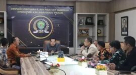 Ketua DPRD Kaltim, Hasanuddin Mas'ud, bersama unsur pimpinan DPRD Kaltim, saat menerima kunjungan dari Kepala Kejaksaan Tinggi (Kejati) Kaltim, Hari Setiyono. (Foto: Ist)