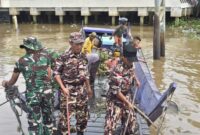 Wali Kota Samarinda, Andi Harun saat ikut dalam kegiatan Karya Bakti bersama TNI. (Foto: Ist)