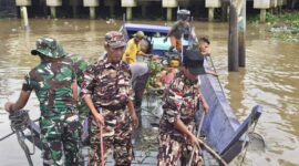 Wali Kota Samarinda, Andi Harun saat ikut dalam kegiatan Karya Bakti bersama TNI. (Foto: Ist)