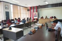 Suasana RDP antara Komisi I DPRD Kaltim bersama warga pemilik lahan di Jalan Nusyirwan Ismail (Ring Road II) di Gedung E DPRD Kaltim. (Foto: Ist)