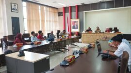 Suasana RDP antara Komisi I DPRD Kaltim bersama warga pemilik lahan di Jalan Nusyirwan Ismail (Ring Road II) di Gedung E DPRD Kaltim. (Foto: Ist)