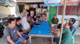 Kapolsek Sungai Kunjang Kompol Made Anwara, SH, melaksanakan kegiatan Jumat Curhat bersama warga masyarakat kelurahan Lok Bahu. (Foto: Ist)