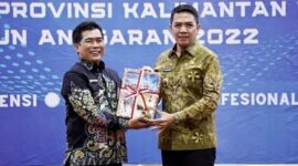 Andi Harun, Wali Kota Samarinda saat menyerahkan LKPD kepada BPK RI Perwakilan Kaltim. (Foto: Ist)