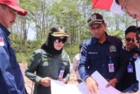 Jajaran Komisi III DPRD Kaltim meninjau proses pengerjaan jalan sepanjang 10 kilometer oleh PT GAM di Kabupaten Kutai Timur. (Foto: Ist)