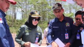 Jajaran Komisi III DPRD Kaltim meninjau proses pengerjaan jalan sepanjang 10 kilometer oleh PT GAM di Kabupaten Kutai Timur. (Foto: Ist)