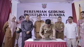 Wali Kota Samarinda, Andi Harun saat meresmikan bangunan baru Puskesmas Juanda. (Foto: Ist)