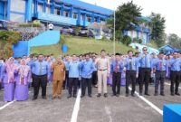 Foto bersama Wali Kota Samarinda, Andi Harun bersama seluruh karyawan Perumdam Tirta Kencana usai apel pagi. (Foto: Ist)
