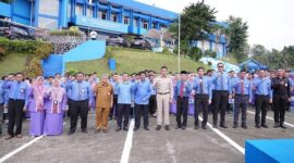 Foto bersama Wali Kota Samarinda, Andi Harun bersama seluruh karyawan Perumdam Tirta Kencana usai apel pagi. (Foto: Ist)