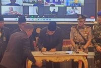 Pengesahan Raperda RTRW Samarinda oleh Wali Kota Samarinda Andi Harun. (Foto: Ist)