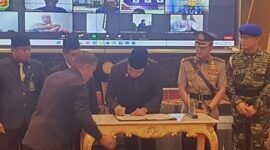 Pengesahan Raperda RTRW Samarinda oleh Wali Kota Samarinda Andi Harun. (Foto: Ist)