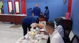Kegiatan tes urin yang diselenggarakan Disdamkar Kota Samarinda. (Foto: Ist)