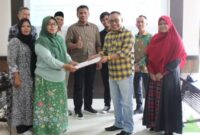 Perwakilan Dosen Hukum Unmul bersama Badan Pembentukan Peraturan Daerah (Bapemperda) DPRD Kaltim saat menyampaikan usulan pembentukan Perda Desa Adat. (Foto: Ist)