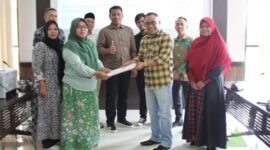 Perwakilan Dosen Hukum Unmul bersama Badan Pembentukan Peraturan Daerah (Bapemperda) DPRD Kaltim saat menyampaikan usulan pembentukan Perda Desa Adat. (Foto: Ist)
