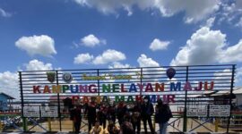 Suasana foto bersama HIMASEPA di Kampung Nelayan Maju, Kelurahan Rawa Makmur. (Foto: Ist)