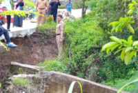 Wali Kota Samarinda, Andi Harun saat meninjau langsung lokasi longsor di Lempake. (Foto: Ist)