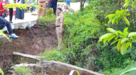 Wali Kota Samarinda, Andi Harun saat meninjau langsung lokasi longsor di Lempake. (Foto: Ist)