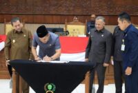 eks Foto : Penandatanganan kesepakatan bersama Ranperda RTRW Kaltim tahun 2022-2042 antara DPRD Kaltim dan Pemprov Kaltim. (Foto: Ist)