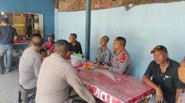 Polsek Sungai Kunjang menggelar Jumat Curhat di suasana lebaran Idul Fitri di Terminal Bus, di jalan Untung Suropati. (Foto: Ist)
