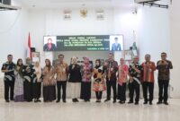 Sekretaris DPRD Kaltim, Norhayati US, saat melaksanakan serah terima jabatan kepada Kepala Dinas Sosisal Kaltim yang baru, Andi Muhammad Ishak. (Foto: Ist)