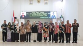 Sekretaris DPRD Kaltim, Norhayati US, saat melaksanakan serah terima jabatan kepada Kepala Dinas Sosisal Kaltim yang baru, Andi Muhammad Ishak. (Foto: Ist)