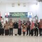 Sekretaris DPRD Kaltim, Norhayati US, saat melaksanakan serah terima jabatan kepada Kepala Dinas Sosisal Kaltim yang baru, Andi Muhammad Ishak. (Foto: Ist)