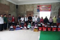 Bupati Kukar Edi Damansyah saat memberikan bantuan di Desa Loa Duri Ulu. (Foto: Ist)