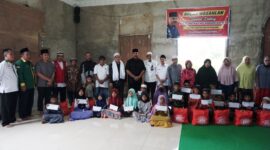 Bupati Kukar Edi Damansyah saat memberikan bantuan di Desa Loa Duri Ulu. (Foto: Ist)