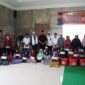 Bupati Kukar Edi Damansyah saat memberikan bantuan di Desa Loa Duri Ulu. (Foto: Ist)