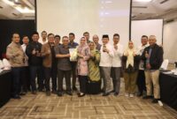 Tim Renja dengan Sekretariat DPRD Kaltim saat melakukan rapat finalisasi pembahasan dokumen renja dan sinkronisasi Renja DPRD dengan Renja Sekretariat DPRD Kaltim, di Hotel Jatra, Balikpapan, Minggu (2/4). (Foto: Ist)