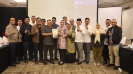 Tim Renja dengan Sekretariat DPRD Kaltim saat melakukan rapat finalisasi pembahasan dokumen renja dan sinkronisasi Renja DPRD dengan Renja Sekretariat DPRD Kaltim, di Hotel Jatra, Balikpapan, Minggu (2/4). (Foto: Ist)