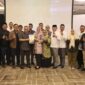 Tim Renja dengan Sekretariat DPRD Kaltim saat melakukan rapat finalisasi pembahasan dokumen renja dan sinkronisasi Renja DPRD dengan Renja Sekretariat DPRD Kaltim, di Hotel Jatra, Balikpapan, Minggu (2/4). (Foto: Ist)