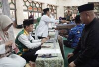 Bupati Kukar, Edi Damansyah saat melakukan pembayaran Zakat. (Foto: Ist)