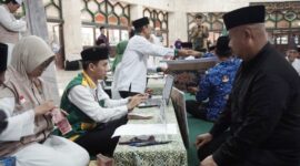 Bupati Kukar, Edi Damansyah saat melakukan pembayaran Zakat. (Foto: Ist)