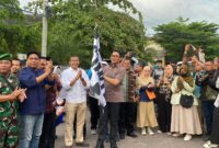 Pengibaran bendera Kirab Pemilu 2024 yang dilakukan oleh Walikota Samarinda beserta seluruh peserta yang hadir. (Foto: Ist)
