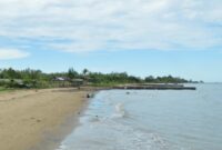 Suasana indahnya Pantai Biru Kersik. (Foto: Ist)
