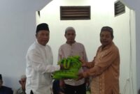 Ketua Dewan Perwakilan Rakyat Kota Samarinda, Sugiyono saat memberikan sembako. (Foto: Ist)