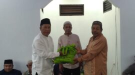 Ketua Dewan Perwakilan Rakyat Kota Samarinda, Sugiyono saat memberikan sembako. (Foto: Ist)