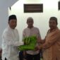 Ketua Dewan Perwakilan Rakyat Kota Samarinda, Sugiyono saat memberikan sembako. (Foto: Ist)