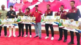 Suasana penyerahan bonus kepada para atlet Kukar yang berhasil menyabet medali di SEA Games 2023. (Foto: Ist)