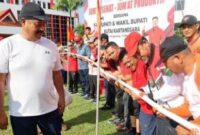 Bupati Kukar, Edi Damansyah saat mengikuti kegiatan senam pagi tadi. (Foto: Ist)