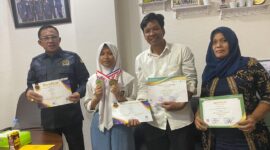 Foto Bersama Ketua Komisi I Dewan Perwakilan Rakyat Daerah Kota Samarinda, Joha Fajal dan Sri Rahma Kustiono beserta kedua otang tuanya. (Foto: Ist)