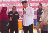 Edi Damansyah saat memberikan bantuan Sosial kepada masyarakat. (Foto: Ist)