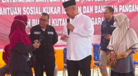 Edi Damansyah saat memberikan bantuan Sosial kepada masyarakat. (Foto: Ist)