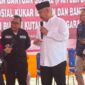 Edi Damansyah saat memberikan bantuan Sosial kepada masyarakat. (Foto: Ist)