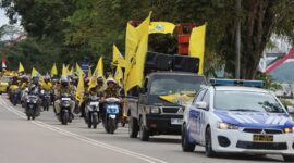 Ketua Harian DPD Partai Golkar Kukar, Abdul Rasyid diiringi ratusan kader dan simpatisan menyerahkan berkas Bacaleg ke KPU, pada Minggu (14/5/2023) pagi. (Foto: Ist)