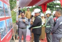 Bupati Edi Damansyah saat meletakkan batu pertama Perluasan RSUD AM Parikesit. (Foto: Ist)