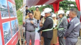 Bupati Edi Damansyah saat meletakkan batu pertama Perluasan RSUD AM Parikesit. (Foto: Ist)