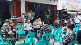 Jajaran Polsek Sungai Kunjang melaksanakan kegiatan Jumat Curhat di jalan H. Nursyirwan Ismail. (Foto: Ist)