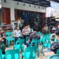 Jajaran Polsek Sungai Kunjang melaksanakan kegiatan Jumat Curhat di jalan H. Nursyirwan Ismail. (Foto: Ist)